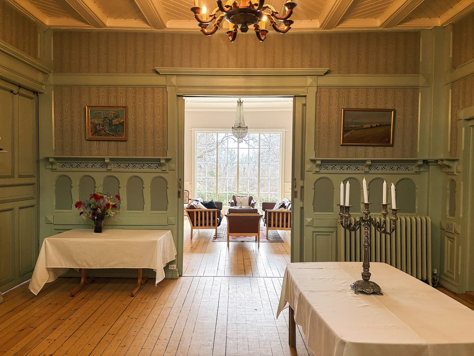 Innvendig i Villa Ly — lyse, klassiske rom